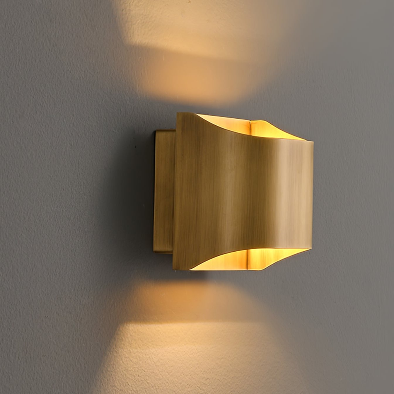WOW Leclerc Brass Wall Lamp