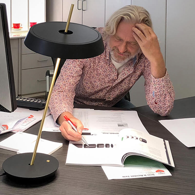 Minimalist Rotating Table Lamp