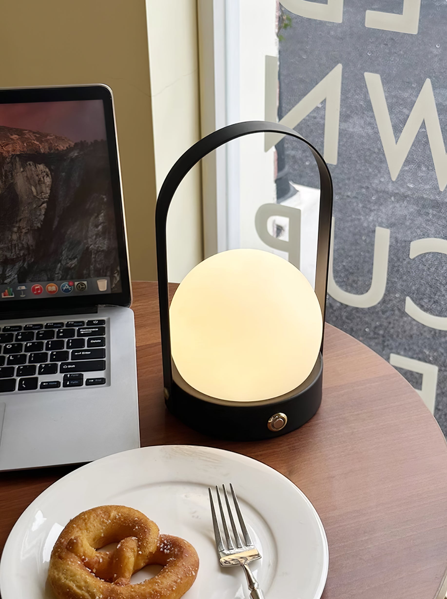 WOW Carrie Built-in Battery Table Lamp