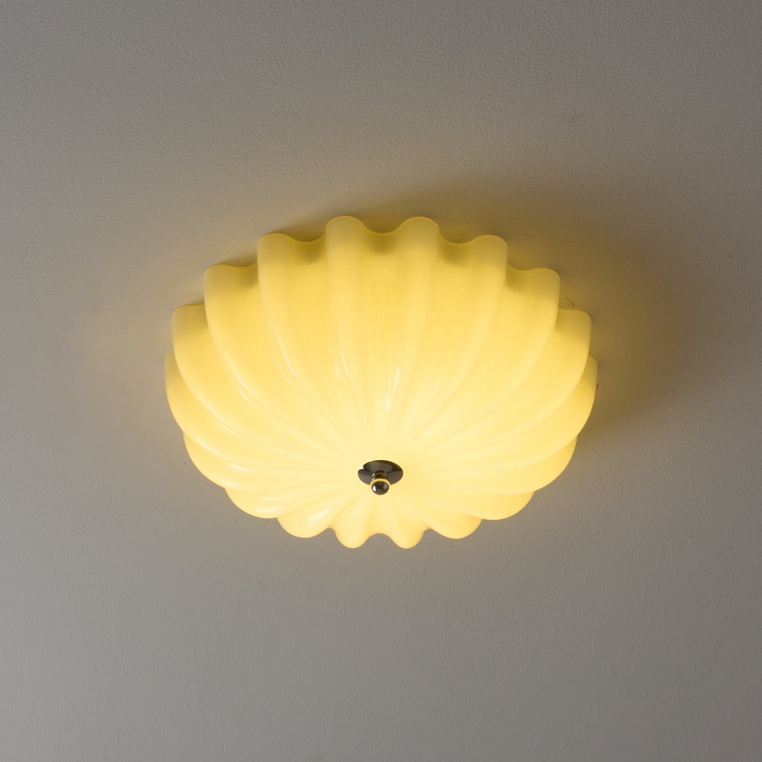 WOW Dewdrop Shell Ceiling Light
