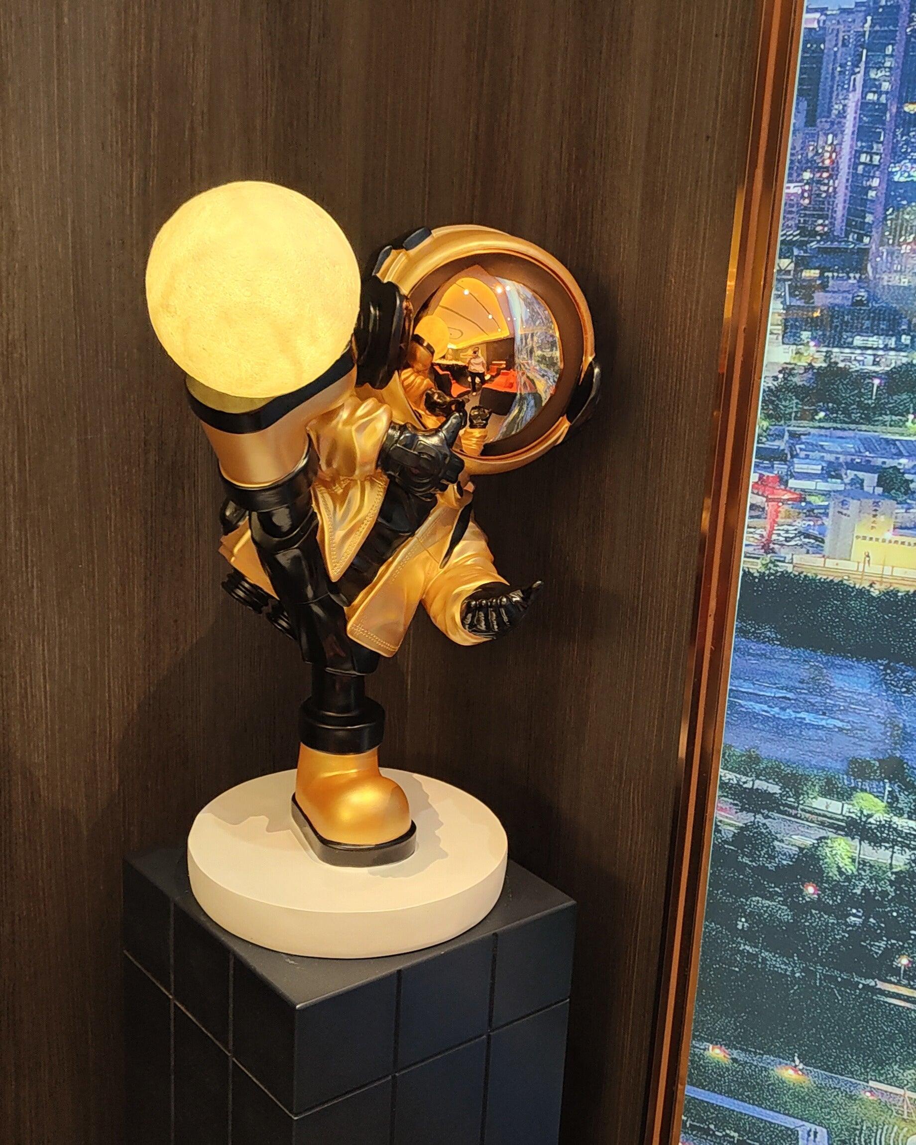 WOW Effort Astronaut Built-in Battery Floor Lamp