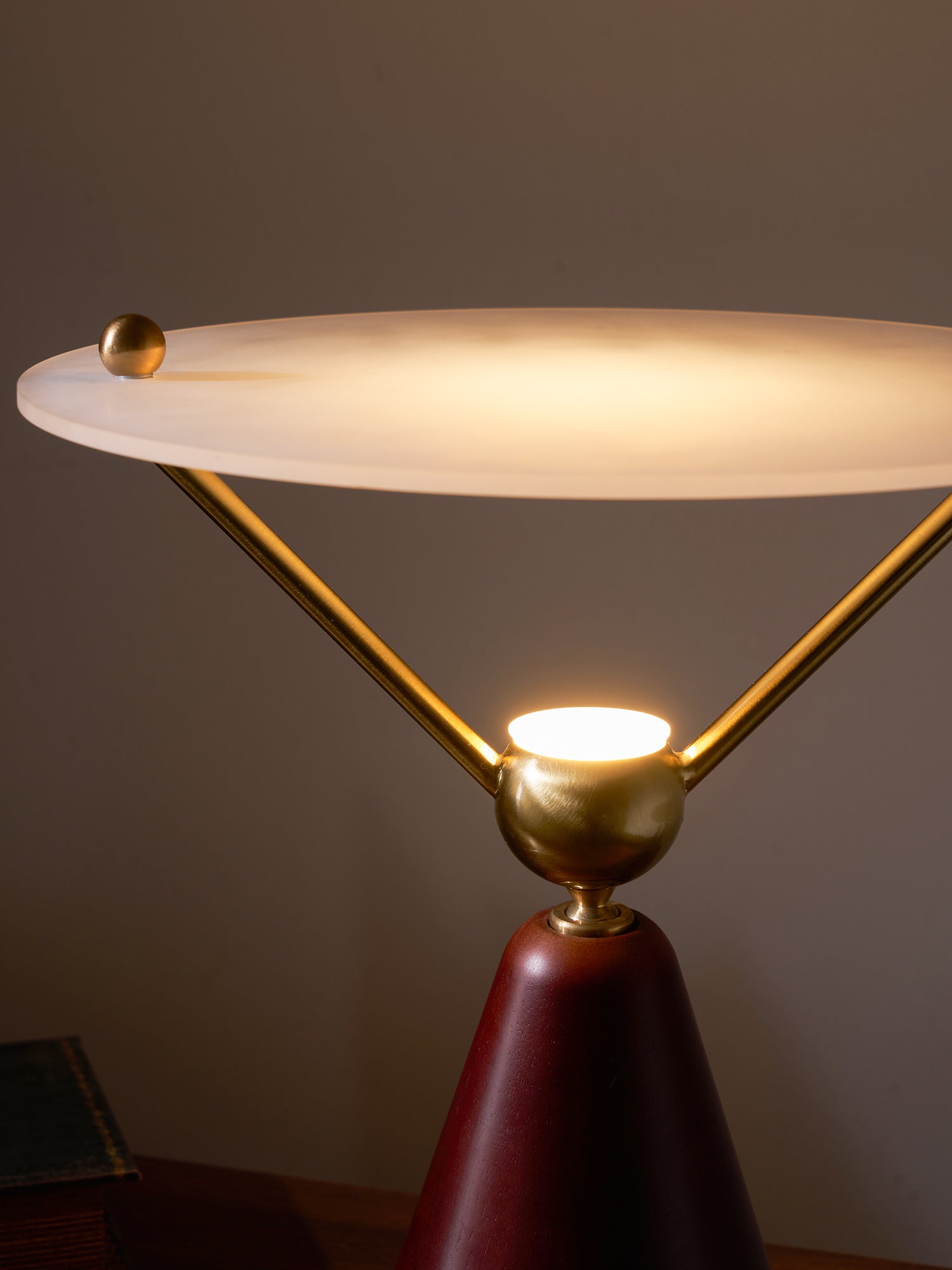 WOW Equoray Table Lamp