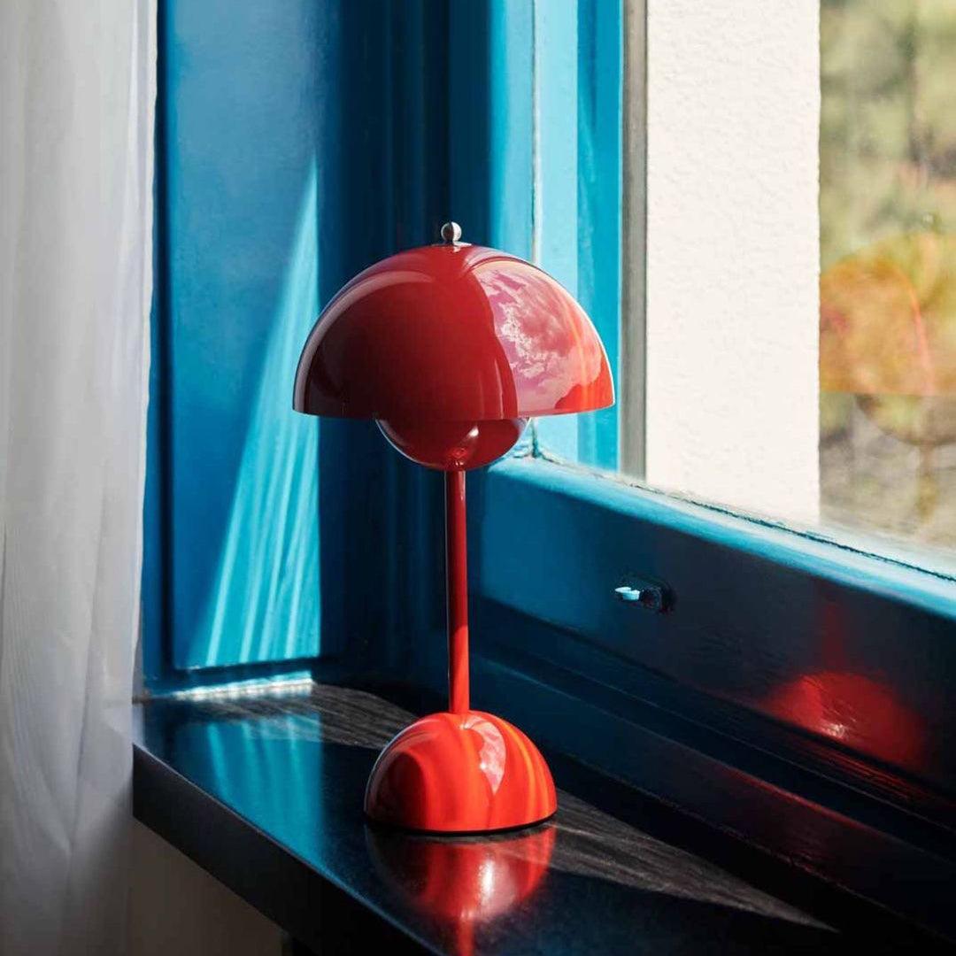 Rechargeable LED small desk lamp