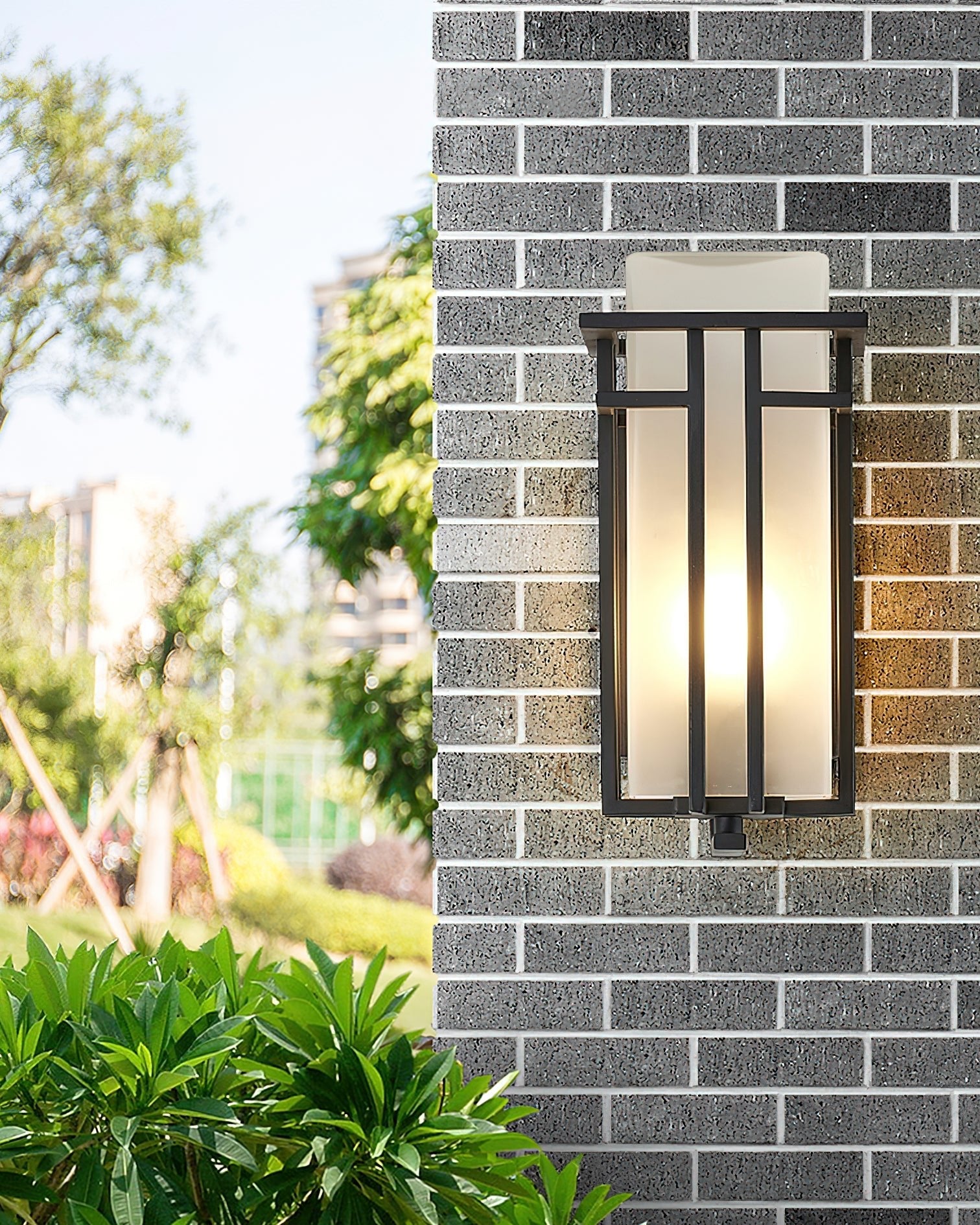 WOW Linden Outdoor Wall Lamp