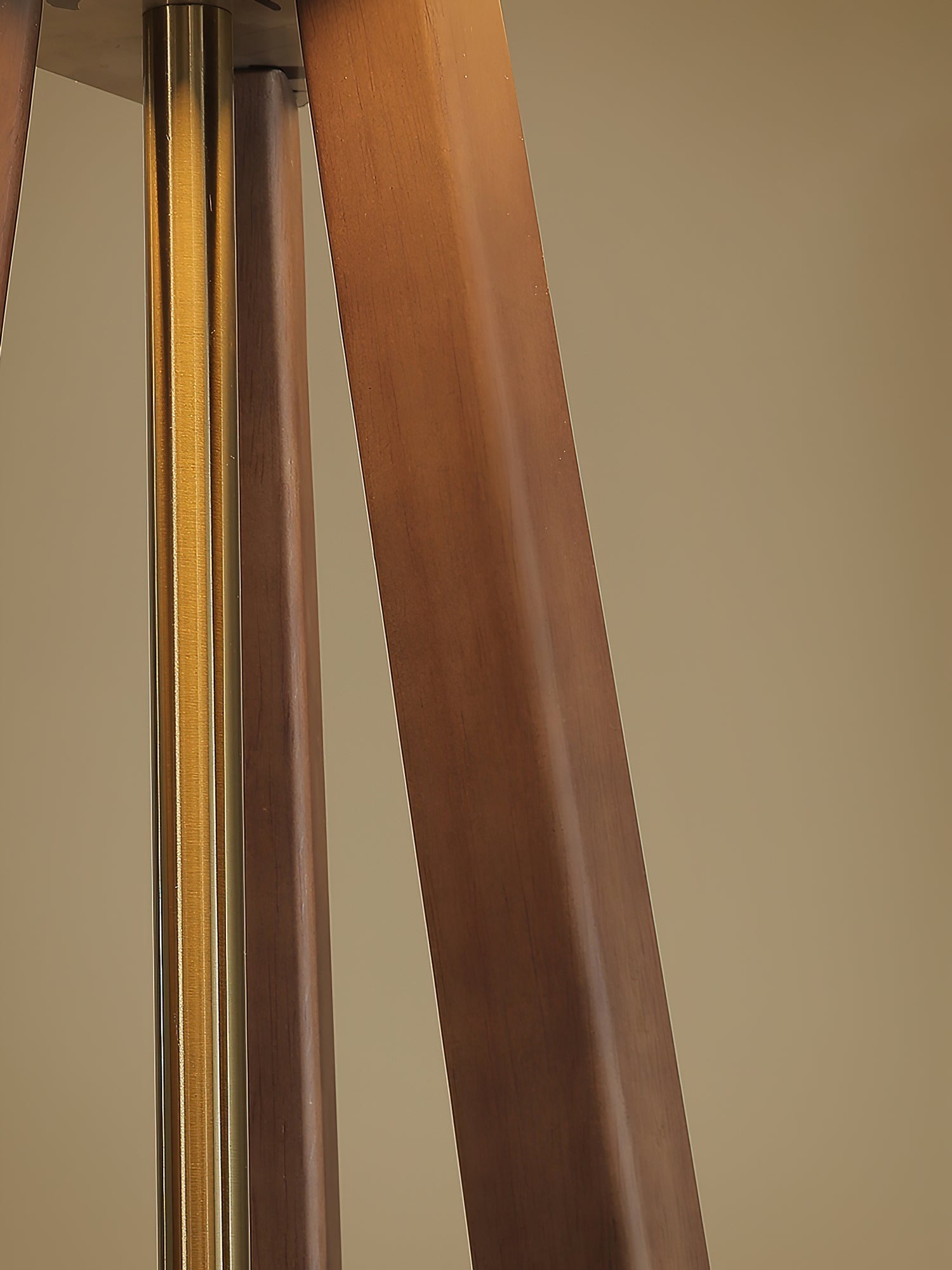WOW Trivelle Tripod Floor Lamp