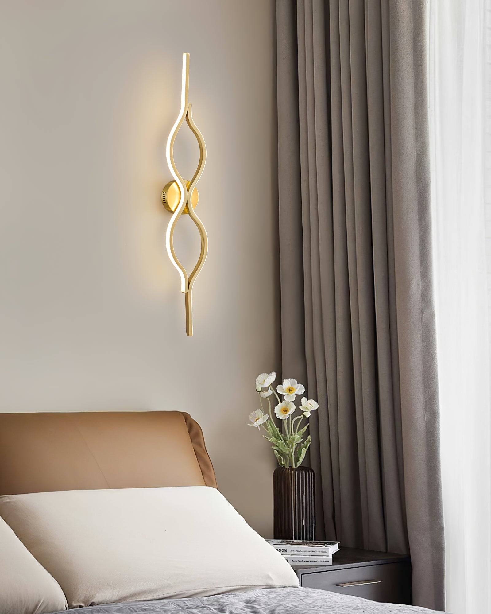 WOW Twist Brass Wall Light