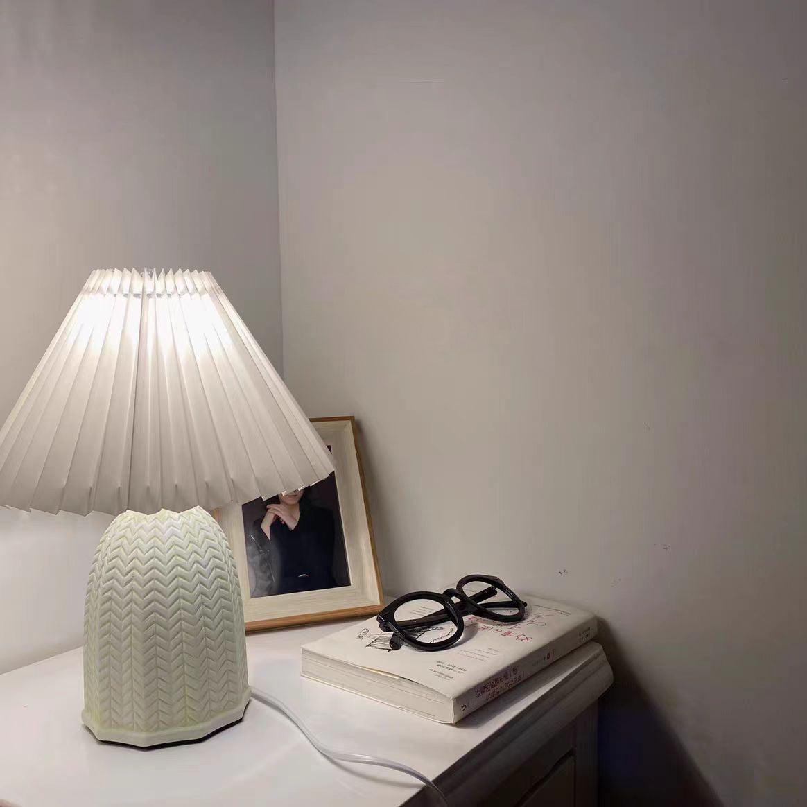 WOW Vintage Pleated Table Lamp